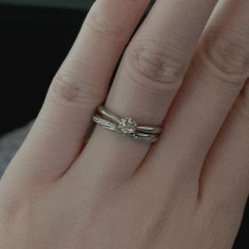 【銀座ダイヤモンドシライシの口コミ】 婚約指輪がストレートだったのでそれに合うようにと、エタニティまでいか…