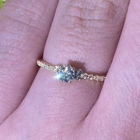 【AHKAH(アーカー)の口コミ】 とにかく「細い指輪」が良いということで色々な指輪を試着してこれだとい…