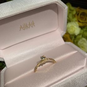 【AHKAH(アーカー)の口コミ】 細めのリングにbrilliant cutのダイヤモンド。王道の婚約指輪のイメージ惹…