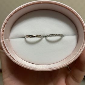 【輝彩(きさい)】の口コミ まっすぐにダイヤが並んでいてキラキラ輝いているのに目を引かれたのと、婚...