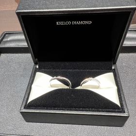 【エクセルコダイヤモンド(EXELCO DIAMOND)の口コミ】 2人ともシンプルかつ個性がでるような指輪を探していました。そんな時に、…