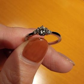 【アイプリモ(I-PRIMO)の口コミ】 あらかじめ2人で店舗に行き、試着をしたときにダイヤが3つ付いているもの…