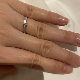 【FRAU KOBE JAPAN(フラウ コウベ ジャパン)】の口コミ 彼が選んでくれた決め手を教えてくれました。
まず、ダイヤがたくさんつい...