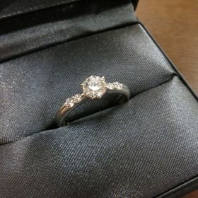【ラザール ダイヤモンド(LAZARE DIAMOND)の口コミ】 プラチナ製で、メインのダイヤの両脇に1～2粒のメレダイヤが入った、王道…