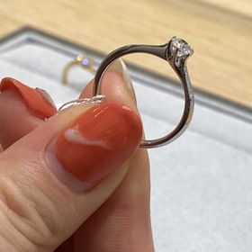 【STAR JEWELRY(スタージュエリー)の口コミ】 オーソドックスな婚約指輪。爪は高いですがそこまで目立つ感じではないの…