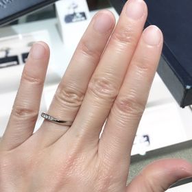 【ROYAL ASSCHER(ロイヤル・アッシャー)の口コミ】 ストレートの指輪よりも指が綺麗にみえるとのことで、なだらかなV字の指輪…