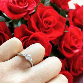 【銀座ダイヤモンドシライシの口コミ】 ダイアが3つも付いてて華やかさが一番だったのと、リングのフォルムが私の…