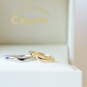 【CRAFY(クラフィ)の口コミ】 私は元々肌なじみの良いイエローゴールドが良く、夫は結婚指輪といえばプ…
