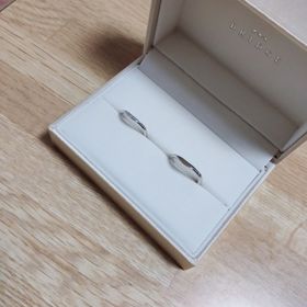 【BRIDGE(ブリッジ)の口コミ】 婚約指輪との重ね付けがしっくりくるデザインの指輪を探していて、こちら…