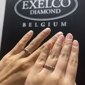 【エクセルコダイヤモンド(EXELCO DIAMOND)の口コミ】 斜めに入ったダイヤとミル打ちのデザインに一目惚れして決めました。指の…