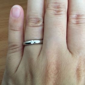 【ラザール ダイヤモンド(LAZARE DIAMOND)の口コミ】 シンプルなタイプの指輪、そこにラザール自慢の小粒のダイヤモンドが埋め…