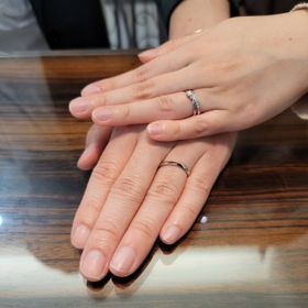 【ROYAL ASSCHER(ロイヤル・アッシャー)の口コミ】 ダイヤの輝きがとても綺麗です。
洗練された配置や角度は見るものを惹きつ…