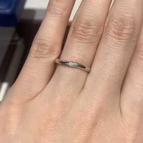 【銀座ダイヤモンドシライシの口コミ】 ストレート寄りのほんのりウェーブです。3連のダイヤモンドがついています…