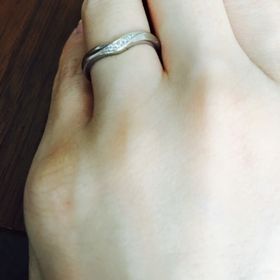【銀座ダイヤモンドシライシの口コミ】 指がキレイに見え、年齢を重ねてもしっくりくるデザインで探しました。何…