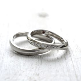 【湘南彫金工房 andfuseの口コミ】 ウェーブデザインが気に入りました。片方は珍しい鏡面と艶消しのダブル仕…