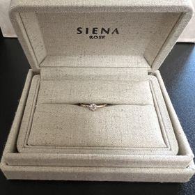 【SIENAROSE(シエナロゼ)の口コミ】 デザイン
BIRTH FLOWER 2月のフリージアを表現した指輪ということで、ダイ…