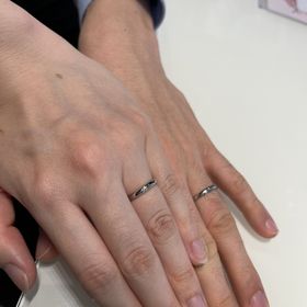 【ROYAL ASSCHER(ロイヤル・アッシャー)の口コミ】 ストレート、シルバーのデザインのものを探していました。シンプルで飽き…