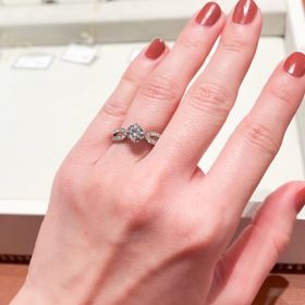 【ブシュロン(BOUCHERON)の口コミ】 パリにかかる橋をイメージしたというデザインで、曲線がとても美しいリン…