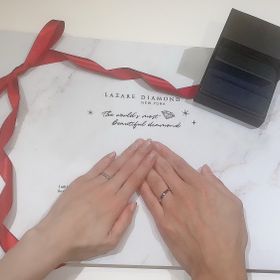 【ラザール ダイヤモンド(LAZARE DIAMOND)の口コミ】 女性用は細めのリングが指を綺麗に見せてくれて、斜めに入ったメレダイヤ…
