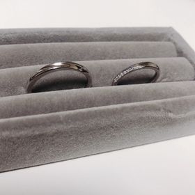 【銀座ダイヤモンドシライシの口コミ】 HPに載っているブーケとはデザイン違いの物です。ぱっと見はシンプルに見…