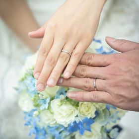 【ROYAL ASSCHER(ロイヤル・アッシャー)の口コミ】 夫婦共々指が細いため、細めのリングを探していました。こちらの指輪は希…