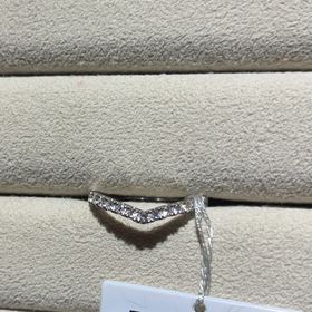 【TRECENTI(トレセンテ)の口コミ】 色々な指輪を見て回り、
ウェーブかVかで探していましたが
Vの形が一番綺…