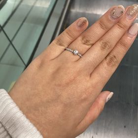 【ひなの口コミ】 ダイヤが1点、周りに小さなダイヤで覆うデザインです。ほんとに色々なブラ…