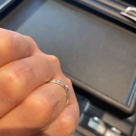 【エクセルコダイヤモンド(EXELCO DIAMOND)の口コミ】 指輪のデザインは、ややカジュアル寄りの印象です。
隣で見てもらった意見…