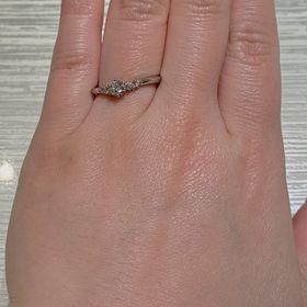 【TRECENTI(トレセンテ)の口コミ】 センターダイヤは結婚式に見立て、サイドメレダイヤは二人のこれまでの歩…