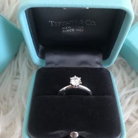 【ティファニー(Tiffany & Co.)の口コミ】 指輪のデザインは一般的な6本の爪によるセッティングで凄い綺麗にダイヤモ…