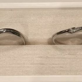 【TAKE-UP(テイクアップ)の口コミ】 純真・無垢という花言葉を持つ百合の花をイメージしたリングだそうです。…