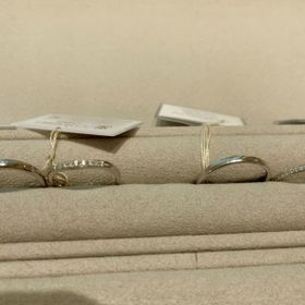 【WEDYの口コミ】 細かめのダイヤモンドがいくつもついていて、華奢なデザインのリングを探…