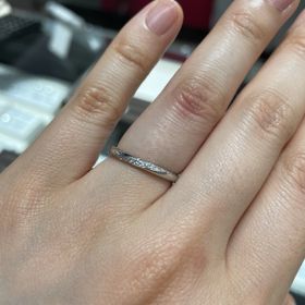 【アイプリモ(I-PRIMO)の口コミ】 ストレートでメレダイヤが斜めに入っていて光に当たるとキラキラ光って綺…