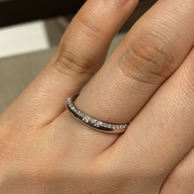 【アイプリモ(I-PRIMO)の口コミ】 デザインはストレートで、素材はプラチナです。上にダイヤモンドがあるの…