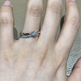 【Wish upon a star(ウィッシュアポンアスター)】の口コミ S字のウェーブで、指が細く長く見えるデザインです。ダイヤモンドの形が星...