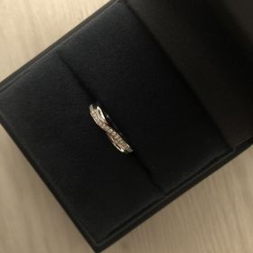 【ハリー・ウィンストン(Harry Winston)の口コミ】 プラチナとダイアモンドの曲線が、指の付け根に優しく沿い指を綺麗に見せ…