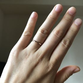 【BAUM(バーム)の口コミ】 色がプラチナよりは、ピンクゴールドでリングの太さが細身のやデザインを…
