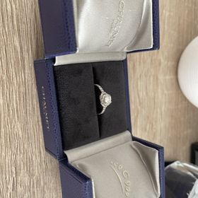 【ショーメ(CHAUMET)の口コミ】 中心のダイヤの周りが、ショーメのリアンのデザインが入っていてよりダイ…