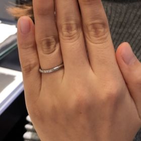 【銀座ダイヤモンドシライシの口コミ】 ダイヤがしっかりとキラキラと目立つが、リング自体がが細いので控えめな…