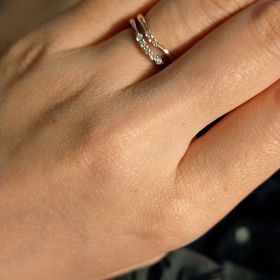 【アイプリモ(I-PRIMO)の口コミ】 ダイヤが連なっているデザインが良かったのですが、これに決めました
思っ…