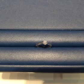 【銀座ダイヤモンドシライシの口コミ】 横から見ると百合の花のようなデザインでとてもかわいく、気に入りました…