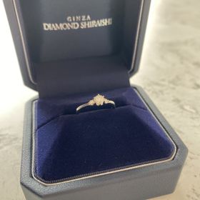 【銀座ダイヤモンドシライシの口コミ】 ダイヤモンドの輝きに惹かれました。
デザインはとても迷いましたが、スト…