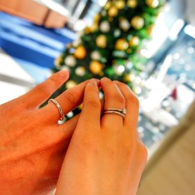 【ENUOVE(イノーヴェ)の口コミ】 婚約指輪を去年の夏に購入をし、婚約指輪のシンプルさや、形などのデザイ…