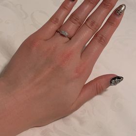 【COLANY(コラニー)の口コミ】 50年保証がでとてもいいと思いました。
指の太さが変化したりすることがあ…