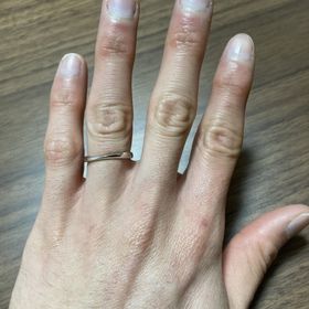 【銀座ダイヤモンドシライシの口コミ】 二人とも指が細く、なかなか似合う指輪がないので店員さんを困らせてしま…