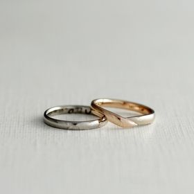 【atelier CraM(アトリエ クラム)の口コミ】 ペアではないデザインですが、裏側の刻印で二人だけの指輪になりました。…