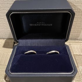 【銀座ダイヤモンドシライシの口コミ】 形が普通のリングではないところに惹かれた。
女性の指輪には小さなダイヤ…