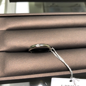 【アイプリモ(I-PRIMO)の口コミ】 派手すぎずシンプルなデザインです。ダイヤモンドは1つですが、遠くから見…