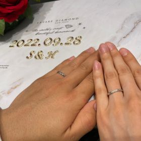 【ラザール ダイヤモンド(LAZARE DIAMOND)の口コミ】 それぞれ好きなデザインの指輪を選びました。
新婦側としてはキラッと小さ…