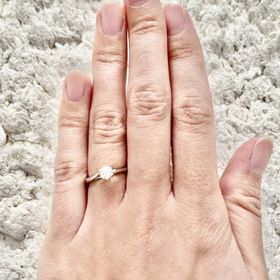 【銀座ダイヤモンドシライシの口コミ】 長く使えるようにシンプルな立て爪のデザインの希望を伝えると、種類が沢…